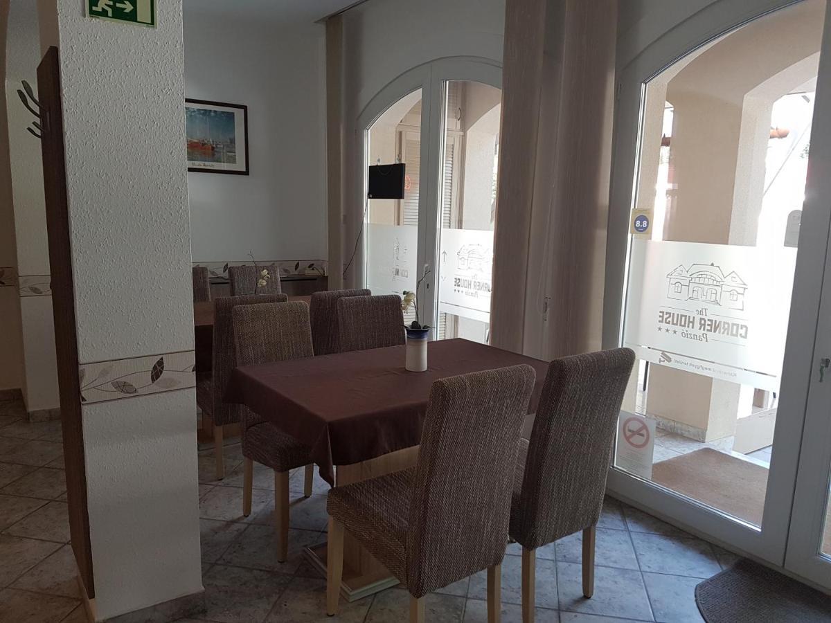 The Corner House Panzio Hotel Tata Bagian luar foto
