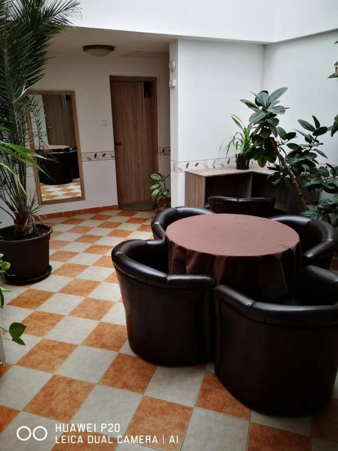 The Corner House Panzio Hotel Tata Bagian luar foto