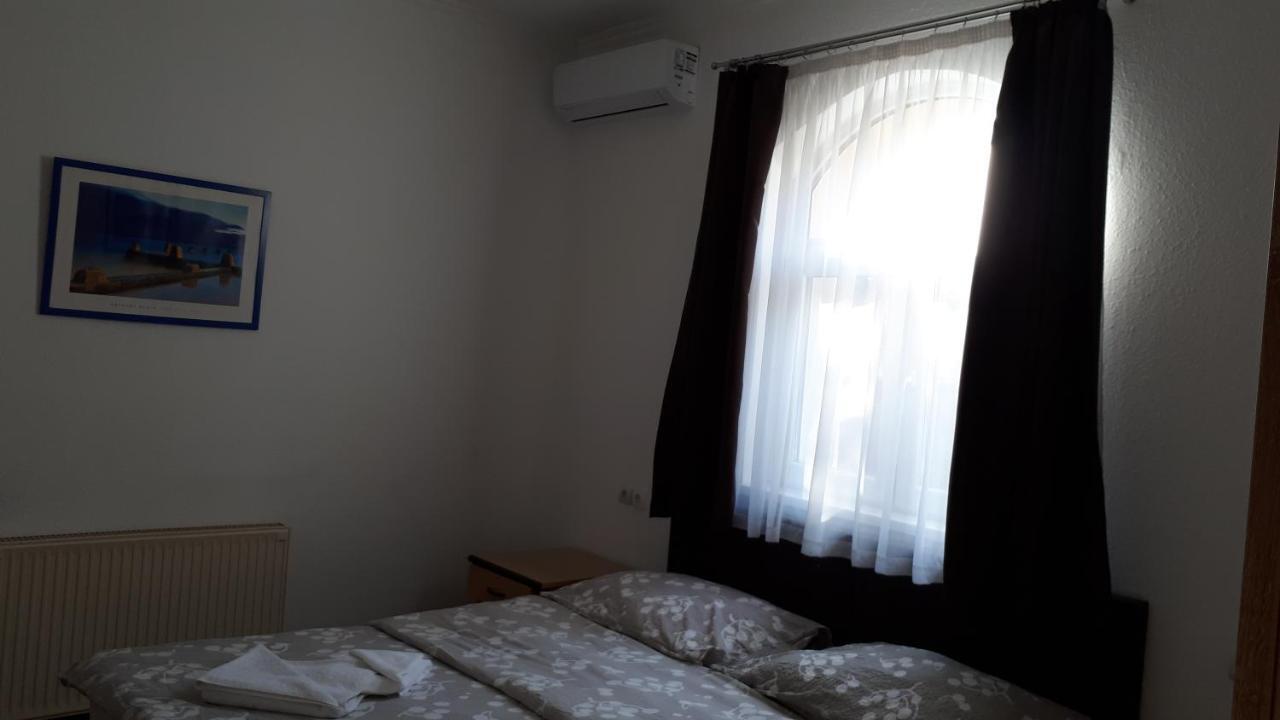 The Corner House Panzio Hotel Tata Bagian luar foto