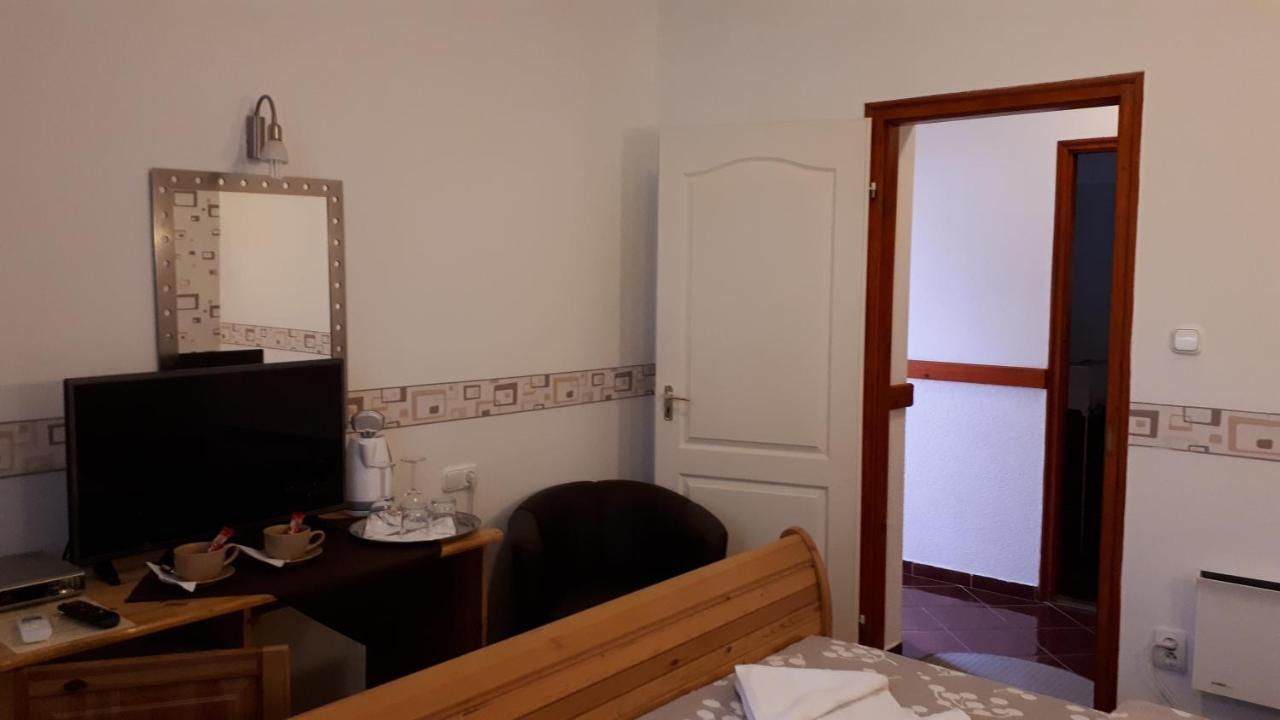 The Corner House Panzio Hotel Tata Bagian luar foto