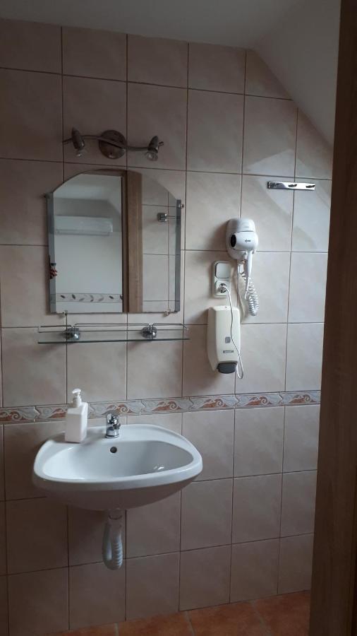 The Corner House Panzio Hotel Tata Bagian luar foto